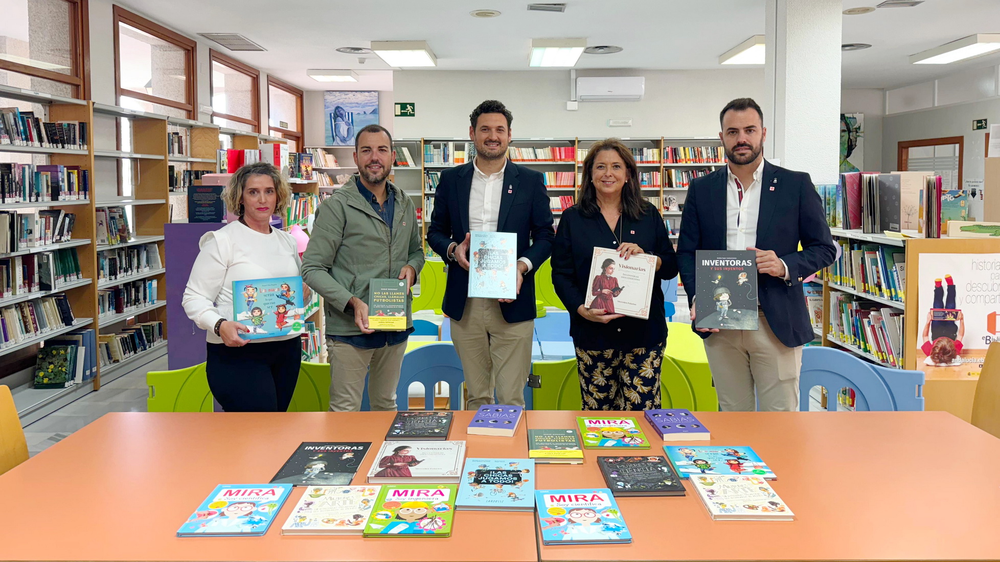 La biblioteca de Almuñécar recibe un lote de libros sobre la 'Mujer en la Ciencia' por parte de Diputación